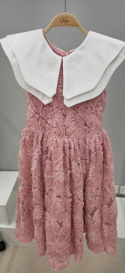 صورة فستان لحمي بقصة أنيقه على الكتف وتل ورود